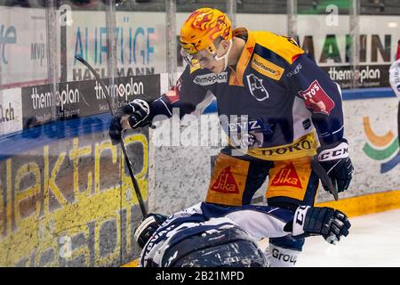 Le buteur de PostFinance Gregory Hofmann # 15 (EV Zug) aide le buteur Jan Kovar # 43 (EV Zug) à jouer pendant le match de hockey sur glace de la Ligue nationale de saison régulière entre EV Zug et HC Friborg-Gotteron le 02/28/2020 à Bossard Arena à Zug, crédit: SPP Sport Press photo. /Alay Live News Banque D'Images