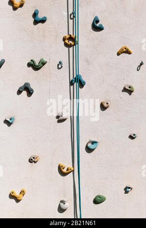 Le mur d'escalade est un mur artificiellement construit avec des poignées pour les mains et les pieds, spécialement préparé pour pratiquer le sport de l'escalade intérieure ou extérieure Banque D'Images