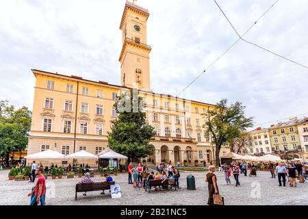 Lviv, Ukraine - 30 juillet 2018: Vue extérieure de la ville historique ukrainienne sur la place du marché de la vieille ville Ratusha Hôtel de ville grand angle au coucher du soleil Banque D'Images