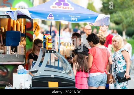 Kiev, Ukraine - 10 août 2018: Ville capitale de Kiev avec des gens dans la rue dans le parc par la route commande de la nourriture stand dans la file d'attente Banque D'Images