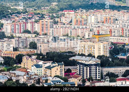 Lviv, Ukraine - 1 août 2018 : horizon aérien urbain dans la ville ukrainienne avec architecture de bâtiments soviétiques pendant la journée d'été Banque D'Images