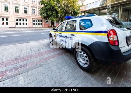 Kiev, Ukraine - 12 août 2018 : véhicule de police de la Garde nationale ukrainienne vue grand angle sur la rue avec panneau à Kiev Banque D'Images