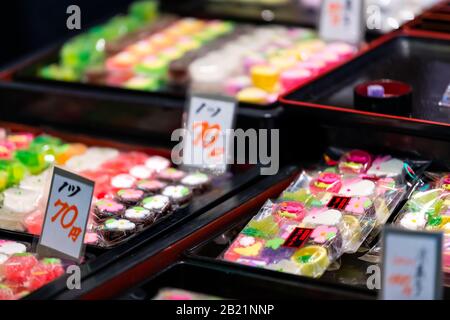 Kyoto, Japon - 17 avril 2019: Fermeture de bonbons à la vente magasins de marché Nishiki vendeur de nourriture vendant la confiserie de wagons Banque D'Images