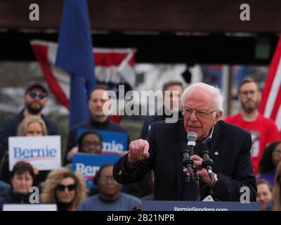 Columbia, Caroline Du Sud, États-Unis. 28 février 2020. Le candidat à la présidence Bernie Sanders s'adresse à ses partisans lors du dernier rassemblement en Caroline du Sud avant le vote primaire du 29 février. Crédit: Sue Dorfman/Zuma Wire/Alay Live News Banque D'Images