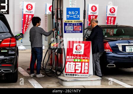 Kyoto, Japon - 17 avril 2019: Centre ville sur la rue Gojo dori et les gens se remplissant sur le gaz à la station avec du texte japonais Banque D'Images