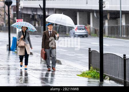 Kyoto, Japon - 9 avril 2019: Rue GOJO-dori pendant les jours de pluie et les gens qui marchont des parasols sur le trottoir Banque D'Images