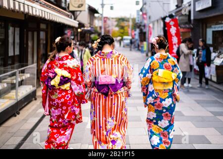 Uji, Japon - 14 avril 2019: Village traditionnel avec route de magasins et de personnes marchant dans des costumes kimono jeunes femmes Banque D'Images