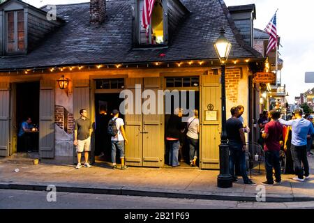 New Orleans, États-Unis - 22 avril 2018 : restaurant-bar du forgeron de Lafitte dans le quartier français de Louisiane avec lumières illuminées le soir et p Banque D'Images