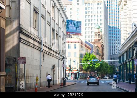 La Nouvelle-Orléans, États-Unis - 23 avril 2018 : ville célèbre du centre-ville de Louisiane pendant la journée avec panneau d'affichage pour le musée de la seconde Guerre mondiale et le panneau de rue du canal Banque D'Images