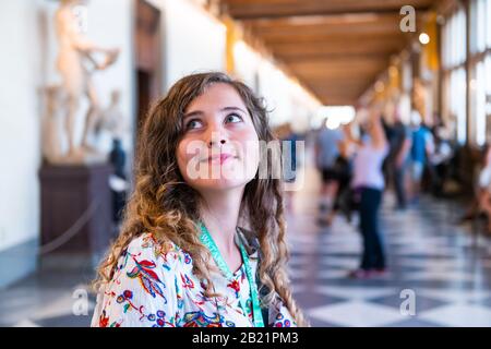 Firenze, Italie - 30 août 2018: Les gens de tourisme jeune femme heureux visage proche de la visite regardant le célèbre musée des Offices de Florence Banque D'Images