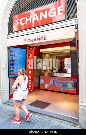 Firenze, Italie - 30 août 2018: Florence ville avec extérieur et signe de la construction financière change de devises en dehors du nom de change et les gens walkin Banque D'Images