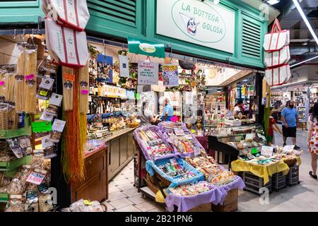 Florence, Italie - 30 août 2018: Marché central Firenze mercato avec des épices sèches emballées italiennes souvenirs cadeaux en ville Banque D'Images