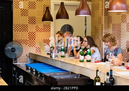 Florence, Italie - 30 août 2018: Intérieur du marché central Firenze Centrale Mercato avec des personnes assis sur des chaises bar table attendant la nourriture à des hauts Banque D'Images