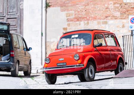 Montepulciano, Italie - 28 août 2018: Rouge chrome rétro style Autobianchi petite voiture italienne produite par Pirelli, Fiat et Bianchi stationné sur s Banque D'Images