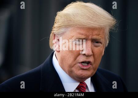 Washington, États-Unis. 28 février 2020. Le président américain Donald Trump s'adresse aux journalistes à Washington, DC, aux États-Unis, le 28 février 2020. Trump a déclaré vendredi que le secrétaire d'État Mike Pompeo assistera à la signature de l'accord entre les États-Unis et les talibans, ce qui pourrait être un pas en avant vers le retrait ultime des troupes américaines et une paix durable en Afghanistan. Crédit: Ting Shen/Xinhua/Alay Live News Banque D'Images
