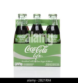 Irvine, CA - 15 FÉVRIER 2015 : lot de 6 bouteilles de Coca-Cola Life vue latérale. Une boisson douce à calories réduites sucrée avec du sucre de canne et Stevia, contient Banque D'Images