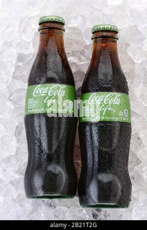 Irvine, CA - 15 FÉVRIER 2015 : bouteilles Coca-Cola Life sur glace. Une boisson alcoolisée à faible teneur en calories sucrée avec du sucre de canne et de la Stevia, contenant 60 % du TH Banque D'Images