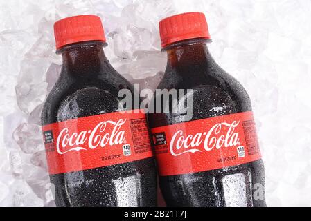 Irvine, CALIFORNIE - 22 janvier 2017: Deux bouteilles de Coca-Cola sur glace. Coca-Cola est l'une des boissons gazeuses préférées au monde. Banque D'Images