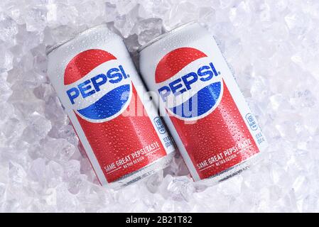 Irvine, CALIFORNIE - 23 MAI 2018 : deux boîtes de Pepsi-Cola sur glace. Pepsi est l'un des principaux producteurs de soda et de boissons gazeuses aux États-Unis. Banque D'Images