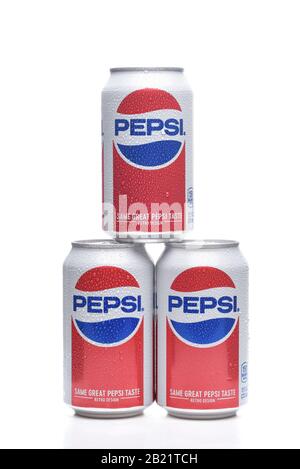 Irvine, CALIFORNIE - 23 MAI 2018 : trois boîtes de Pepsi-Cola. Pepsi est l'un des principaux fabricants de boissons gazeuses au monde. Banque D'Images