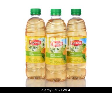 Irvine, CA - 05 janvier 2014 : trois bouteilles de 500 ml de thé vert Lipton avec agrumes. Le thé glacé représente environ 85 % de tout le thé consommé dans le United Stat Banque D'Images