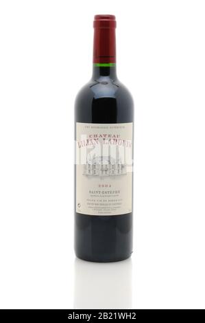 Irvine, CA - 11 janvier 2013 : une bouteille de 750 ml de Château Lillian Ladouys. Un Grand vin de Bordeaux de l'appellation Saint-Estèphe de France. Banque D'Images