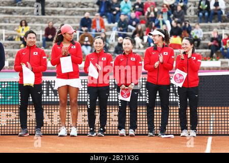 Carthagène, Espagne. 7 février 2020. (L-R) Toshihisa Tsuchihashi, Naomi Osaka, Misaki Doi, Kurumi Nara, Ena Shibahara, Shuko Aoyama (JPN) tennis : groupe d'équipe du Japon lors de la cérémonie d'ouverture de la coupe de la Fed de l'ITF par BNP Paribas qualificateurs pour finale au Centro de Tenis la Manga Club de Cartagena, Espagne . Crédit: Mutsu Kawamori/Aflo/Alay Live News Banque D'Images