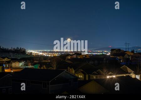 Vue nocturne sur Spokane et Spokane Valley avec une pleine lune à Spokane, Washington, États-Unis. Banque D'Images