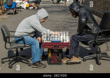 New York, États-Unis, 28 Février 2020. Les gens jouent aux échecs dans la rue sur un conseil improvisé sur Union Square de New York. Crédit: Enrique Shore/Alay Li Banque D'Images
