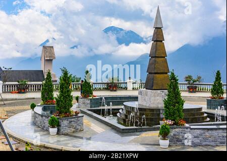 Sapa, Vietnam 10 Octobre 2019. Station de téléphérique inférieure à la base de Fansipan montagne. Vue sur le carré et le mont Fansipan. Le point le plus élevé d'Indo Banque D'Images