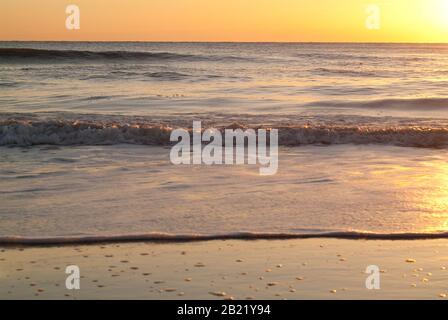 GOLDRUSH : un magnifique lever de soleil d'octobre au large de l'Atlantique sur la plage de Virginie. Banque D'Images