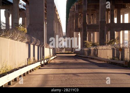 HEURE DE POINTE : perspective à tous les angles et sous-niveaux d'un réseau routier élevé Banque D'Images