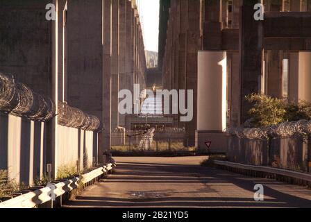 HEURE DE POINTE : perspective à tous les angles et sous-niveaux d'un réseau routier élevé Banque D'Images