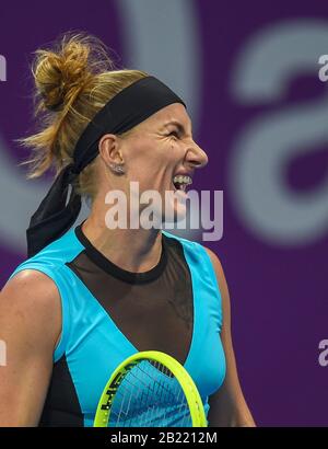 Doha, Qatar. 28 février 2020. Svetlana Kuznetsova, de Russie, réagit lors du match semi-final des femmes célibataires contre Aryna Sabalenka, de Biélorussie, à l'ouverture WTA Qatar 2020 à Doha, au Qatar, le 28 février 2020. Crédit: Nikku/Xinhua/Alay Live News Banque D'Images