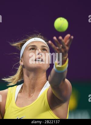 Doha, Qatar. 28 février 2020. Aryna Sabalenka, de Biélorussie, sert pendant le match semi-final des femmes célibataires contre Svetlana Kuznetsova de Russie à l'ouverture WTA Qatar 2020 à Doha, au Qatar, le 28 février 2020. Crédit: Nikku/Xinhua/Alay Live News Banque D'Images