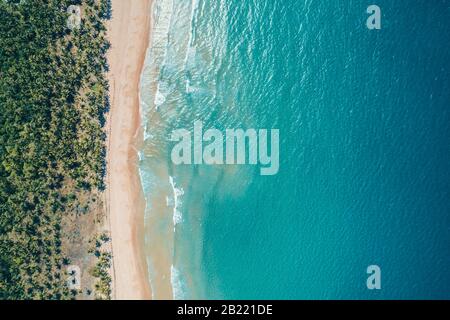 Vue aérienne de la plage de sable tropicale et bleu océan. Vue de dessus des vagues de l'océan pour atteindre le rivage journée ensoleillée. Palawan, Philippines. Banque D'Images