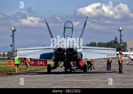 Lecture F/A 18 Hornet pour le décollage Banque D'Images