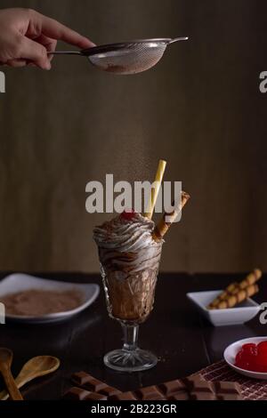 Milkshake au chocolat avec crème fouettée avec gaufre au chocolat et poudre au chocolat Banque D'Images