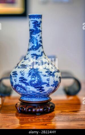 Un vase en porcelaine bleu et blanc neuf dragon au design chinois de la dynastie Qing Banque D'Images