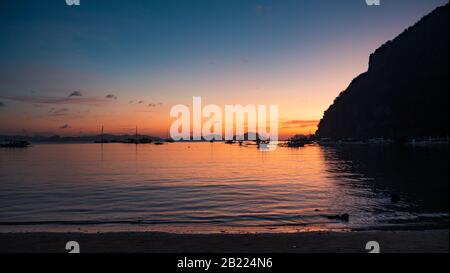 Magnifique coucher de soleil avec des silhouettes de bateaux des Philippines dans l'île de Palawan, El Nido, Philippines Banque D'Images