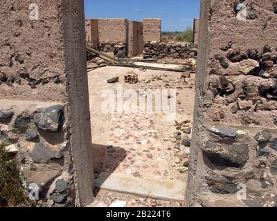 La porte en pierre de la station de stade Butterfield près de Stanwix Arizona. Cette station de stagecoach a brûlé il y a longtemps et est considérée comme historique Banque D'Images