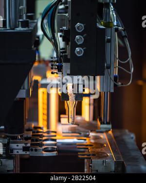 Matière première de bouteille en plastique PET machine de soufflage sur les processus de pré-chauffage Banque D'Images