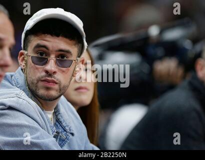 Miami BEACH, FL - 28 FÉVRIER : Bad BUNNY vu côté cour au jeu Miami Heat. Benito Antonio Mart'nez Ocasio (né le 10 mars 1994), connu sous le nom de Bad Bunny, est un piège latin portoricain et chanteur de reggaeton de la municipalité de Vega Baja, Porto Rico le 28 février 2020 à Miami, Floride Personnes: Bad Bunny crédit tempêtes: Media Group/Alay Live News Banque D'Images