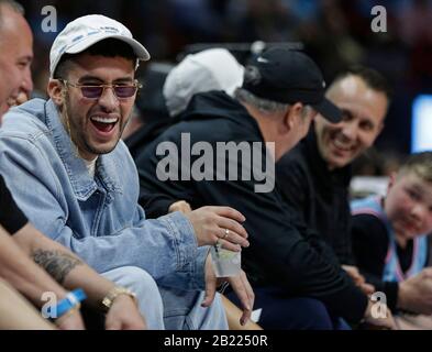 Miami BEACH, FL - 28 FÉVRIER : Bad BUNNY vu côté cour au jeu Miami Heat. Benito Antonio Mart'nez Ocasio (né le 10 mars 1994), connu sous le nom de Bad Bunny, est un piège latin portoricain et chanteur de reggaeton de la municipalité de Vega Baja, Porto Rico le 28 février 2020 à Miami, Floride Personnes: Bad Bunny crédit tempêtes: Media Group/Alay Live News Banque D'Images