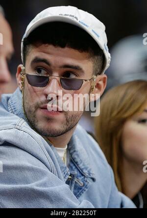 Miami BEACH, FL - 28 FÉVRIER : Bad BUNNY vu côté cour au jeu Miami Heat. Benito Antonio Mart'nez Ocasio (né le 10 mars 1994), connu sous le nom de Bad Bunny, est un piège latin portoricain et chanteur de reggaeton de la municipalité de Vega Baja, Porto Rico le 28 février 2020 à Miami, Floride Personnes: Bad Bunny crédit tempêtes: Media Group/Alay Live News Banque D'Images