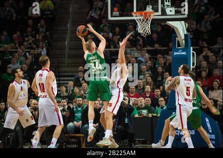 Kaunas, Lituanie. 28 février 2020. Jock Landale (L, top)des pousses de Zalgiris Kaunas pendant le match de la saison régulière de basket-ball de l'Euroligue entre les Kaunas de Zalgiris de Lituanie et l'AX Armani Exchange de l'Italie à Kaunas, Lituanie, 28 février 2020. Crédit: Alfredas Pliadis/Xinhua/Alay Live News Banque D'Images