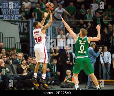 Kaunas, Lituanie. 28 février 2020. Keifer Sykes (L) d'AX Armani Exchange Milan Shoots lors du match de la saison régulière de basket-ball de l'Euroligue entre les Kaunas de Zalgiris de Lituanie et l'AX Armani Exchange de Milan en Italie à Kaunas, en Lituanie, le 28 février 2020. Crédit: Alfredas Pliadis/Xinhua/Alay Live News Banque D'Images