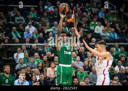 Kaunas, Lituanie. 28 février 2020. Nigel Hayes (L) des pousses de Zalgiris Kaunas pendant le match de la saison régulière de basket-ball de l'Euroligue entre les Kaunas de Zalgiris de Lituanie et l'AX Armani Exchange de Milan en Italie à Kaunas, en Lituanie, le 28 février 2020. Crédit: Alfredas Pliadis/Xinhua/Alay Live News Banque D'Images