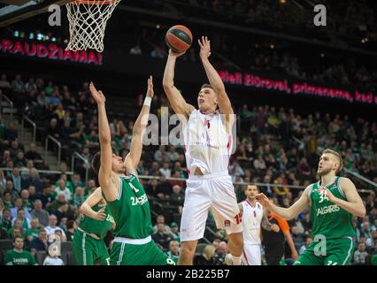 Kaunas, Lituanie. 28 février 2020. Kaleb Tarczewski (top) des pousses de l'AX Armani Exchange de Milan lors du match de la saison régulière de basket-ball Euroligue entre les Kaunas de Zalgiris de Lituanie et l'AX Armani Exchange de Milan en Italie à Kaunas, en Lituanie, le 28 février 2020. Crédit: Alfredas Pliadis/Xinhua/Alay Live News Banque D'Images