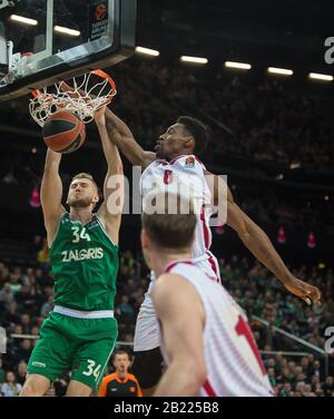 Kaunas, Lituanie. 28 février 2020. Paul Biligha (R, top) d'AX Armani Exchange Milan est en compétition lors du match de la saison régulière de basket-ball de l'Euroligue entre les Kaunas de Zalgiris de Lituanie et l'AX Armani Exchange de l'Italie à Kaunas, Lituanie, le 28 février 2020. Crédit: Alfredas Pliadis/Xinhua/Alay Live News Banque D'Images